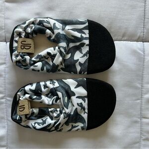 Black and White Slip-On Water Shoes with Orcas - Toddler Size 7